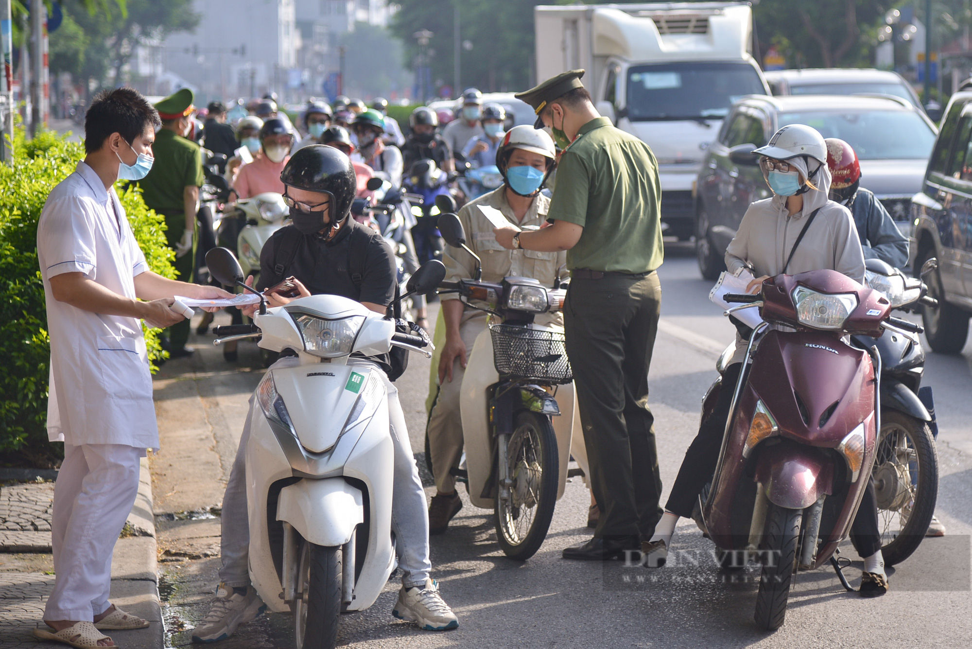Đường phố Hà Nội vẫn đông đúc khi vùng 1 tiếp tục giãn cách xã hội - Ảnh 7.