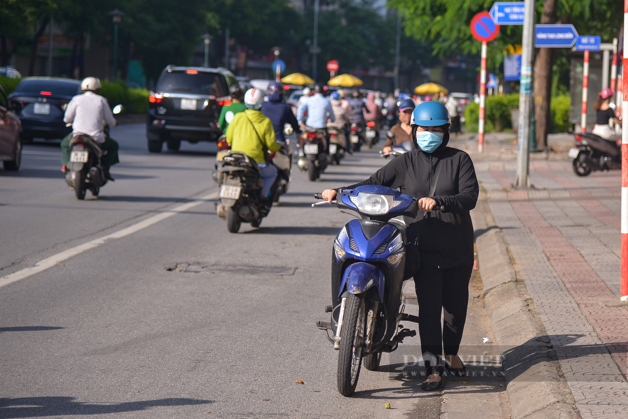 Đường phố Hà Nội vẫn đông đúc khi vùng 1 tiếp tục giãn cách xã hội - Ảnh 10.