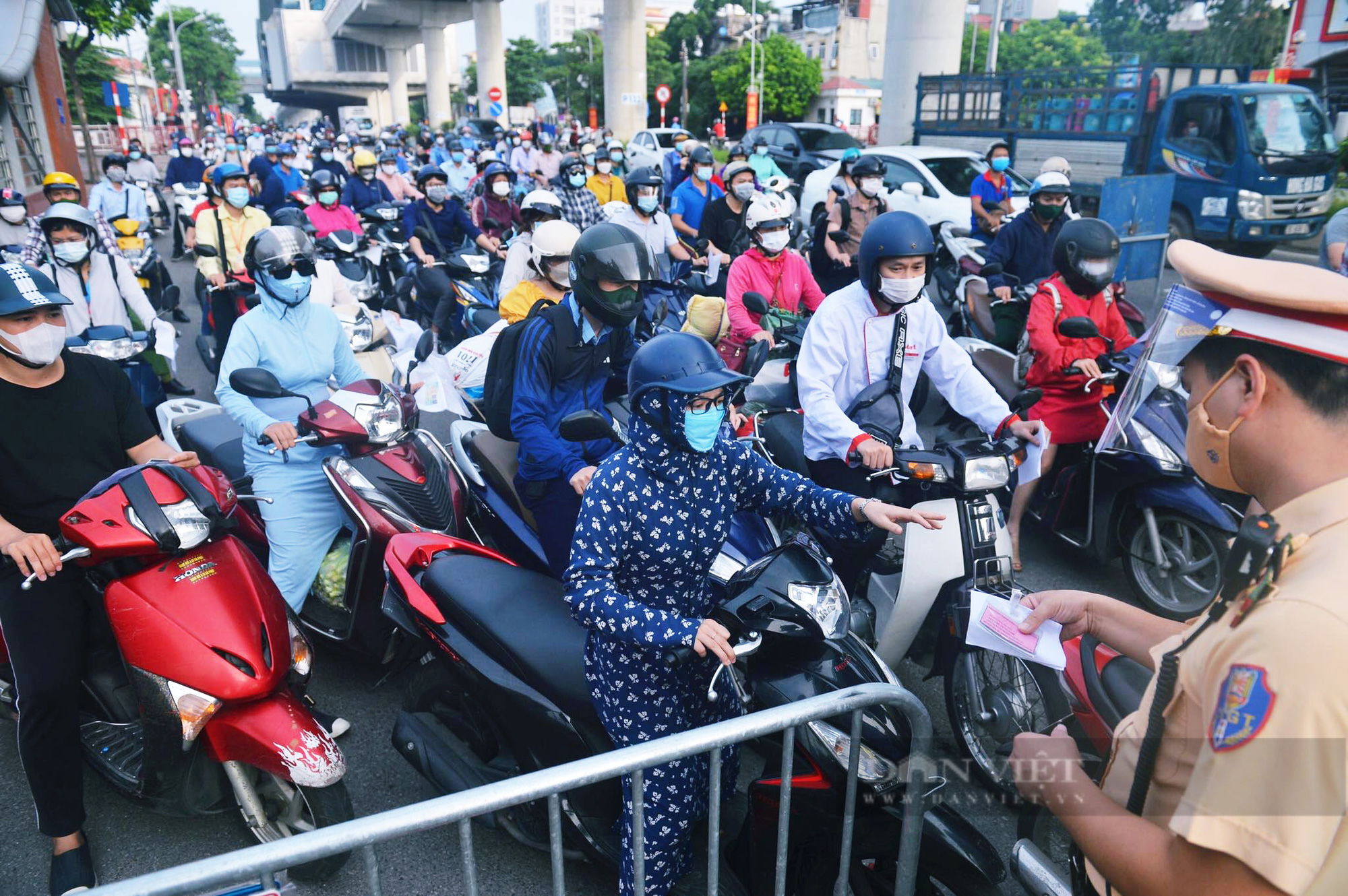 &quot;Hà Nội ùn tắc tại chốt kiểm soát ngày đầu đợt giãn cách lần 4 thể hiện sự lúng túng, dễ lây nhiễm Covid-19&quot; - Ảnh 3.