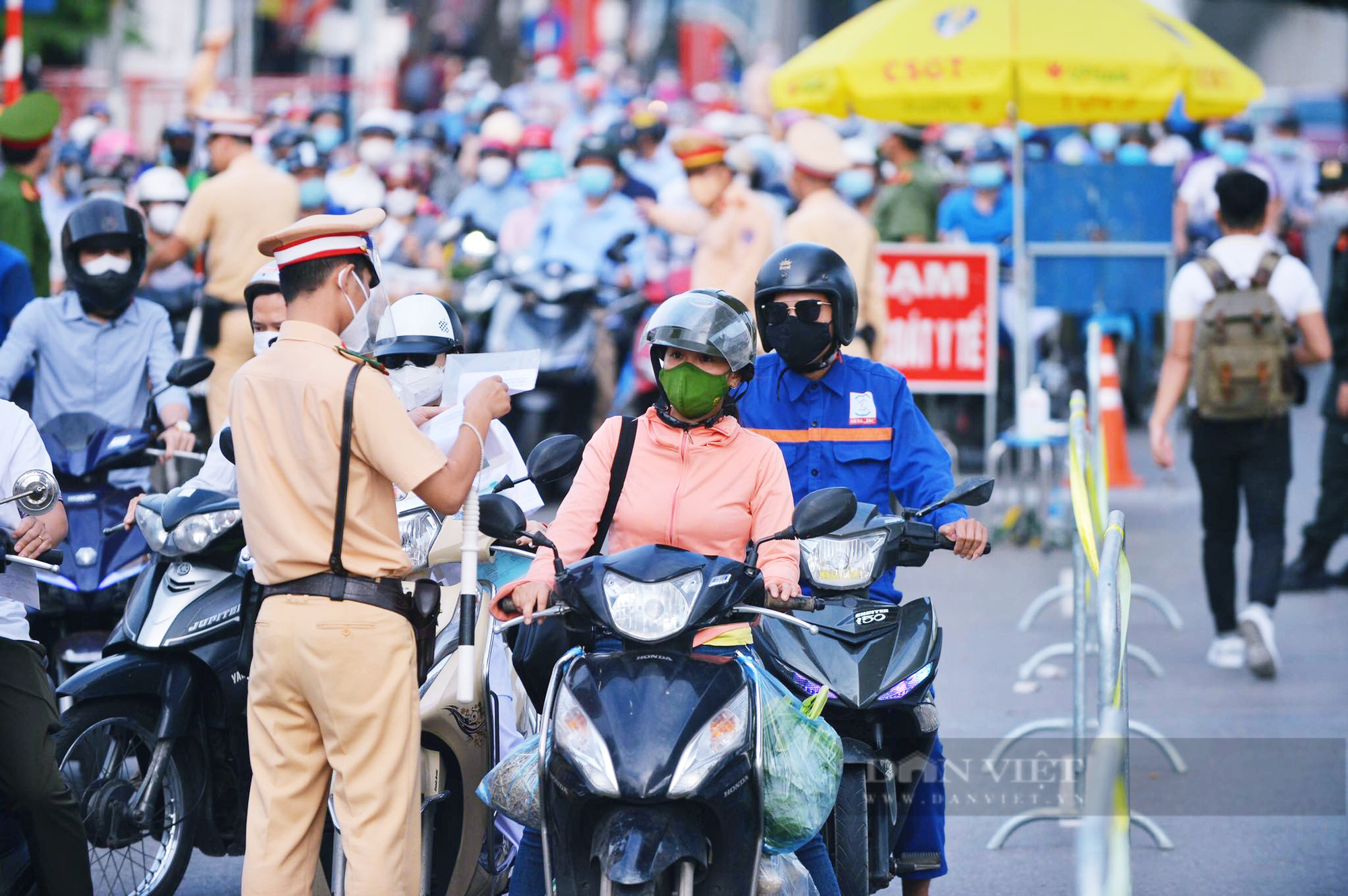 &quot;Hà Nội ùn tắc tại chốt kiểm soát ngày đầu đợt giãn cách lần 4 thể hiện sự lúng túng, dễ lây nhiễm Covid-19&quot; - Ảnh 6.