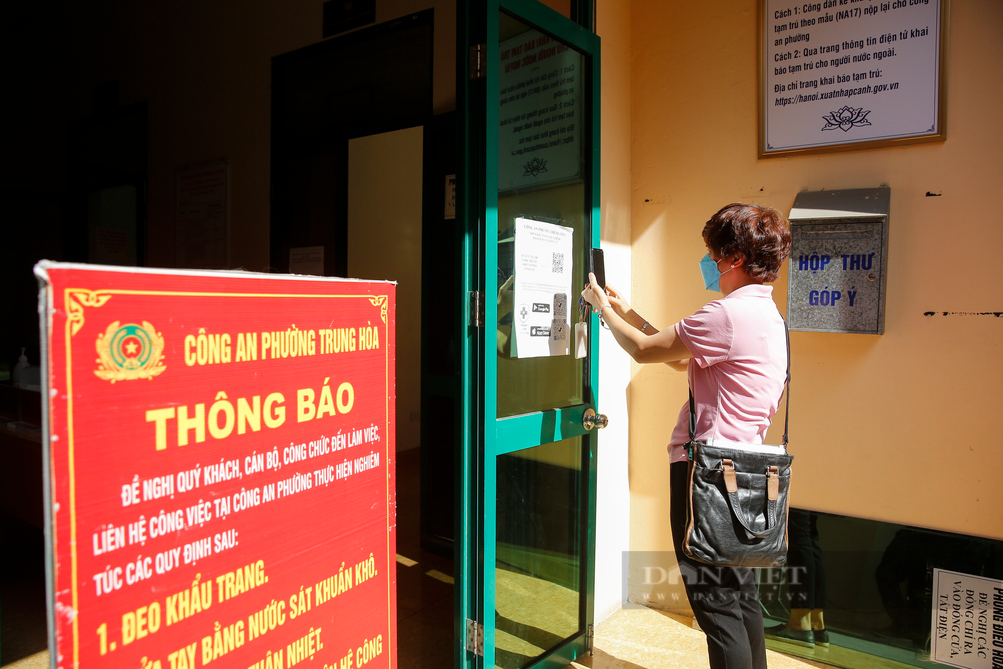 Trụ sở Công an phường tại Hà Nội vắng người đến làm giấy đi đường mẫu mới - Ảnh 2.