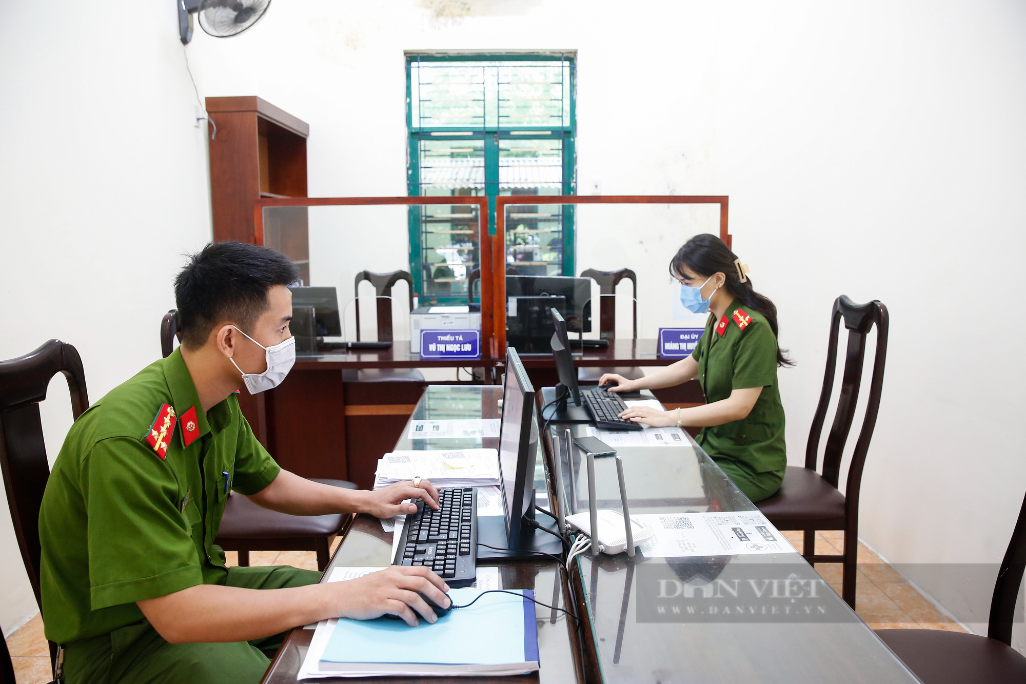 Trụ sở Công an phường tại Hà Nội vắng người đến làm giấy đi đường mẫu mới - Ảnh 3.