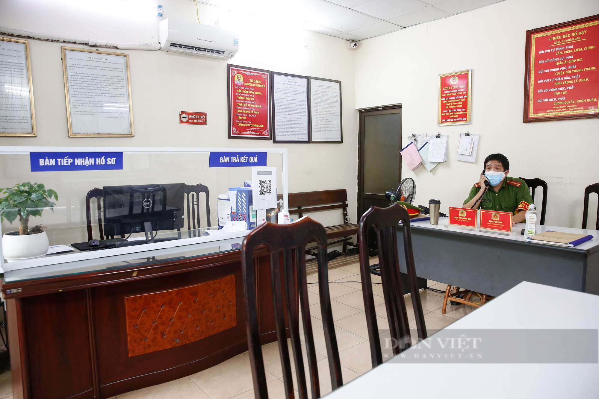 Trụ sở Công an phường tại Hà Nội vắng người đến làm giấy đi đường mẫu mới - Ảnh 4.