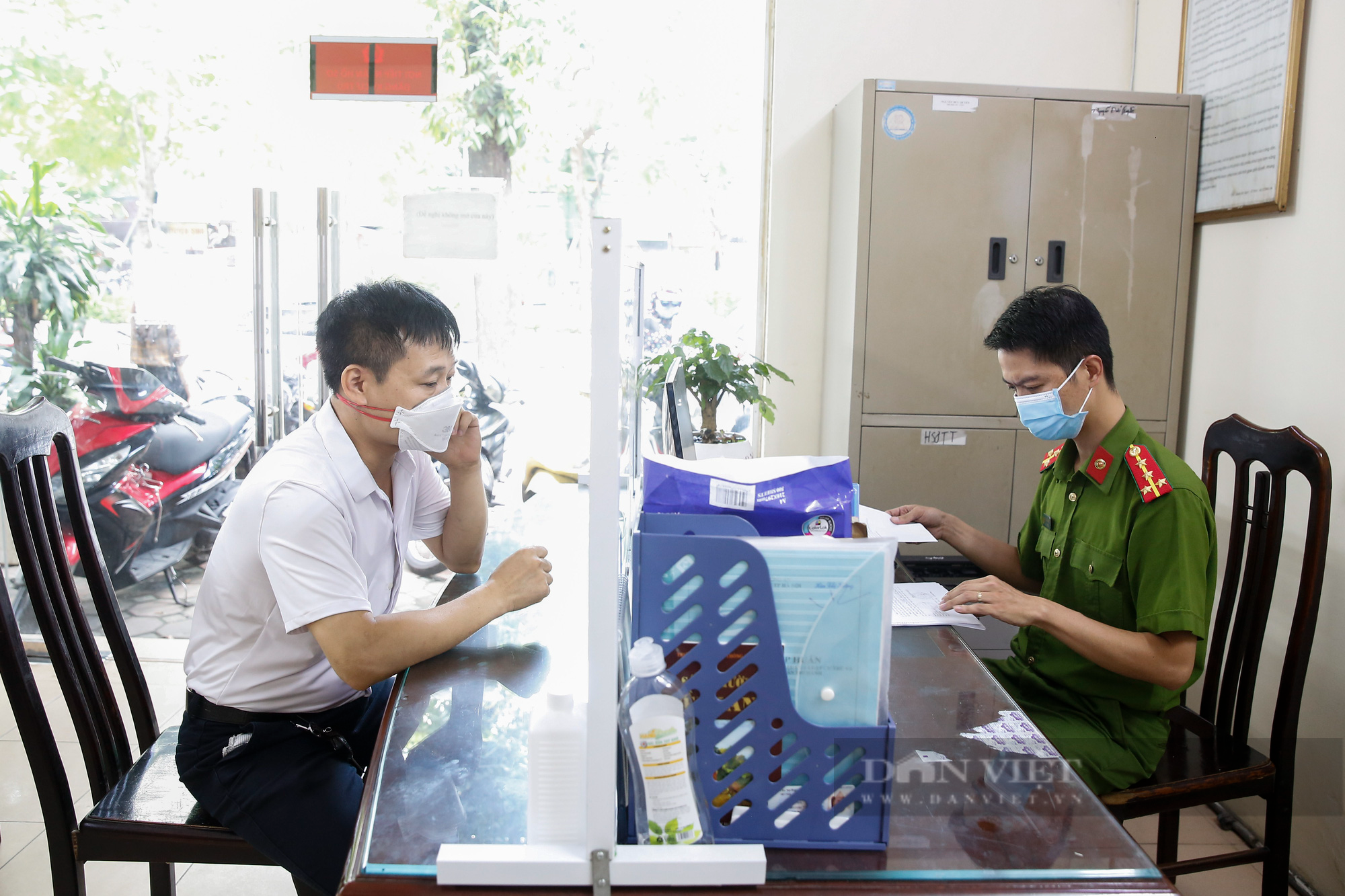 Trụ sở Công an phường tại Hà Nội vắng người đến làm giấy đi đường mẫu mới - Ảnh 5.