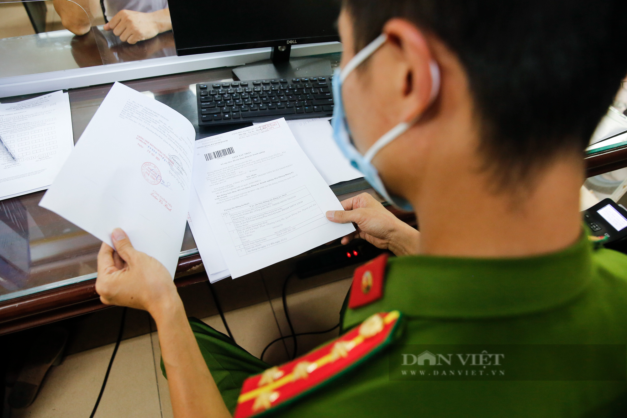Trụ sở Công an phường tại Hà Nội vắng người đến làm giấy đi đường mẫu mới - Ảnh 6.
