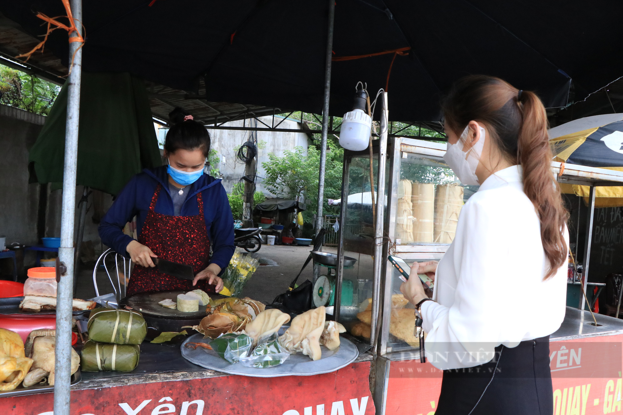 Người bán đồ ăn mang về khu vực &quot;vùng xanh&quot; ven đô Hà Nội &quot;mừng rơi nước mắt&quot; ngày được mở cửa trở lại - Ảnh 2.