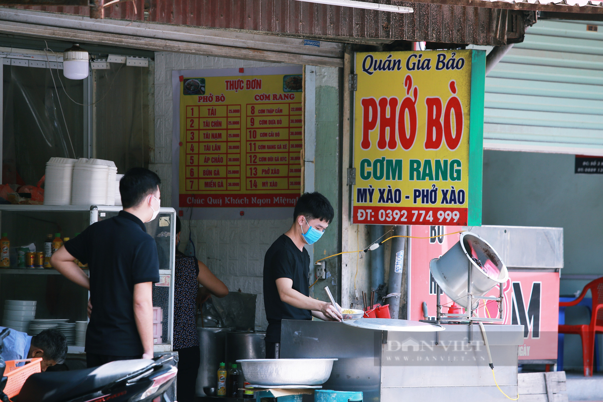 Người bán đồ ăn mang về khu vực &quot;vùng xanh&quot; ven đô Hà Nội &quot;mừng rơi nước mắt&quot; ngày được mở cửa trở lại - Ảnh 3.