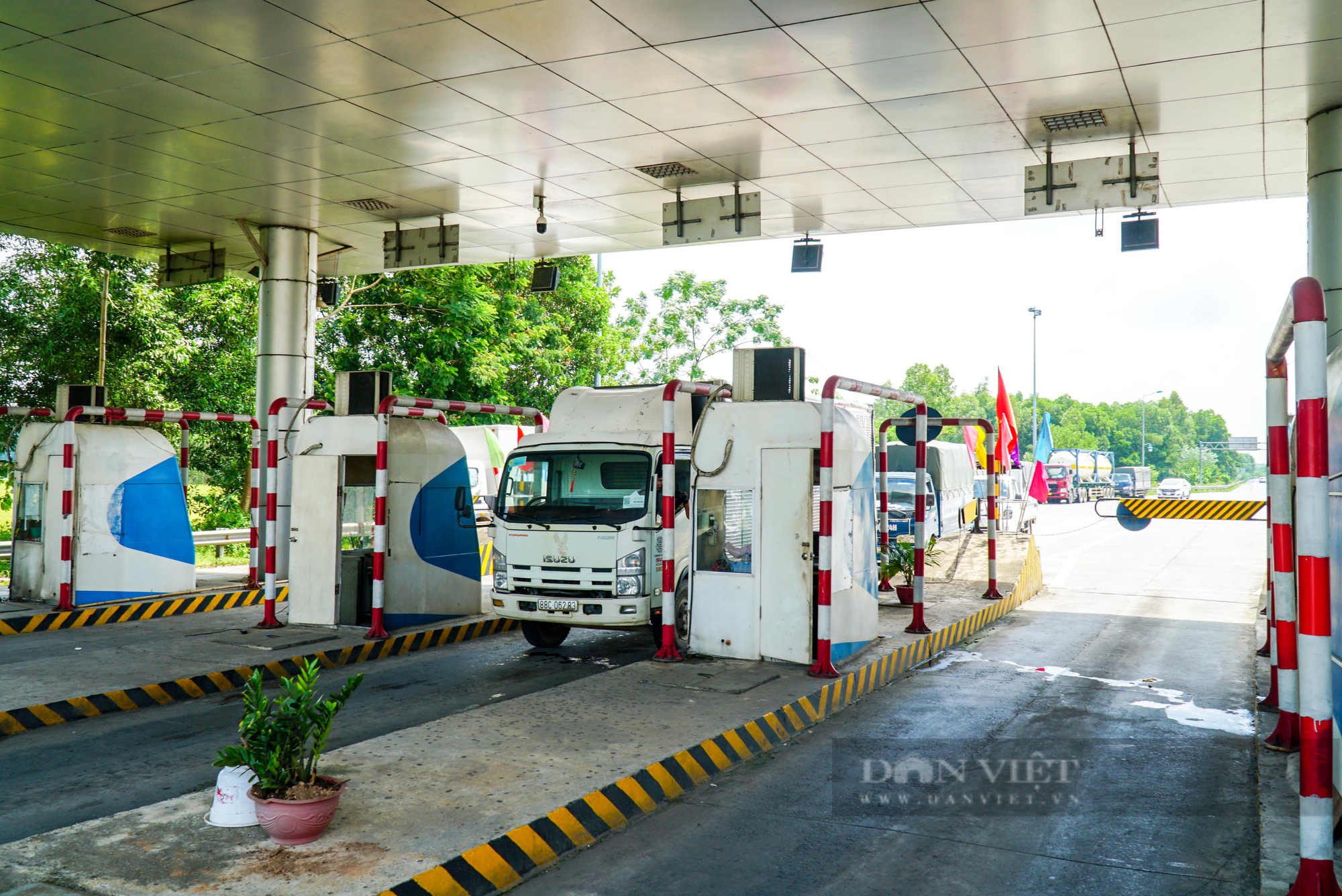Trạm Km6 cao tốc Nội Bài - Lào Cai thu phí trở lại sau 45 ngày dừng hoạt động - Ảnh 2.