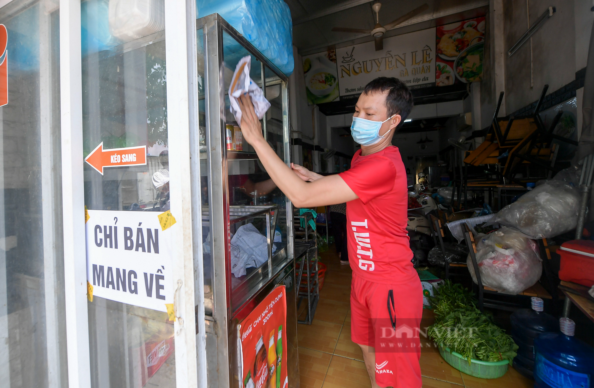 Hà Nội: Huyện đầu tiên cho phép &quot;bán hàng ăn mang về&quot; tại vùng xanh,&quot;tôi cứ nghĩ mình nằm mơ được bán hàng trở lại&quot; - Ảnh 4.