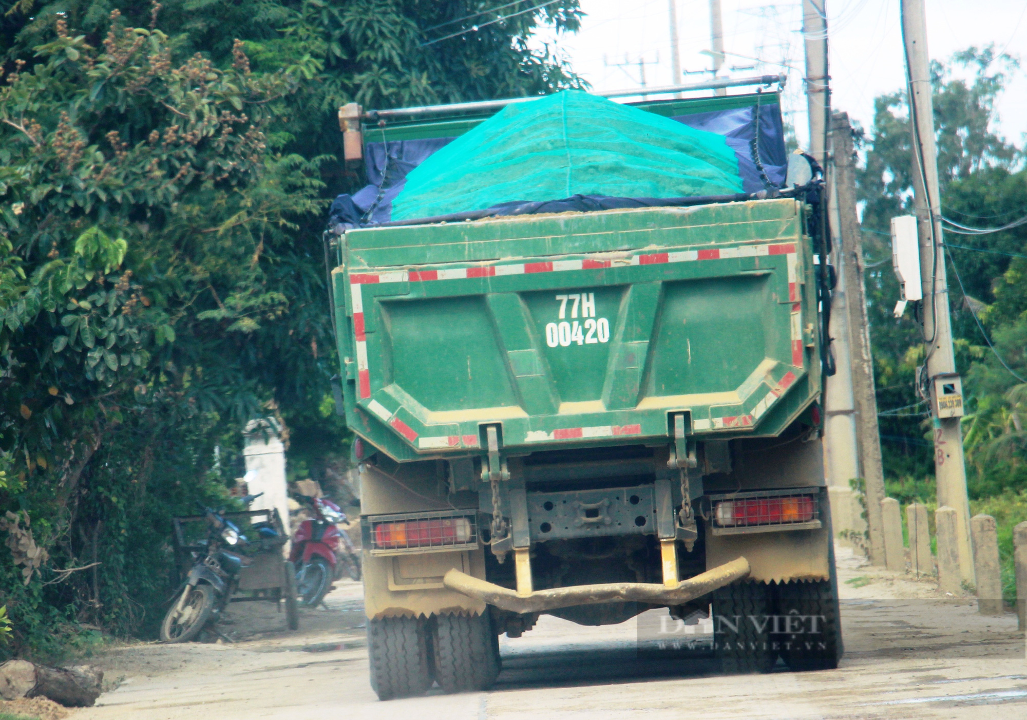 Đoàn xe “siêu tải” logo Hưng Việt cơi nới thành thùng, nghênh ngang cày xéo cung đường ở Bình Định  - Ảnh 2.