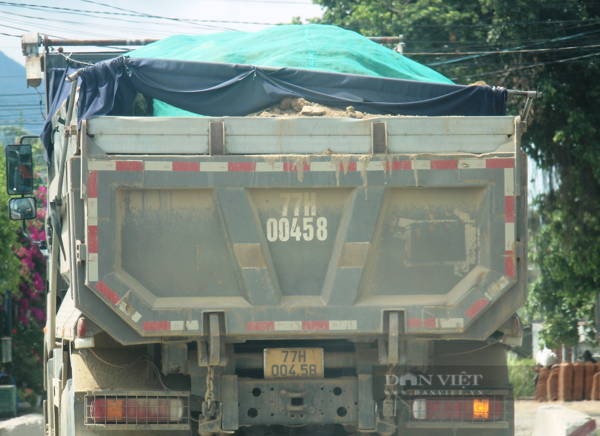 Đoàn xe “siêu tải” logo Hưng Việt cơi nới thành thùng, nghênh ngang cày xéo cung đường ở Bình Định  - Ảnh 7.