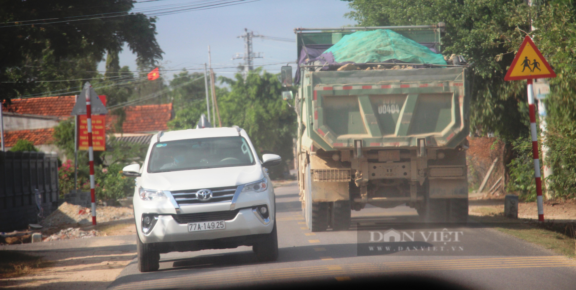 Đoàn xe logo Hưng Việt cơi nới thùng, nghênh ngang 'cày xéo' cung đường ở Bình Định  - Ảnh 15.