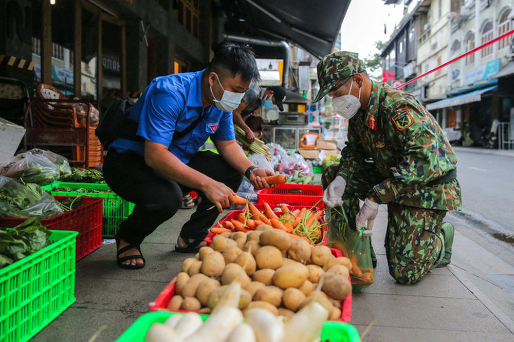 Thủ tướng đề nghị Bộ trưởng Công an chỉ đạo nghiên cứu xử lý hành vi &quot;bom&quot; hàng đi chợ hộ - Ảnh 1.