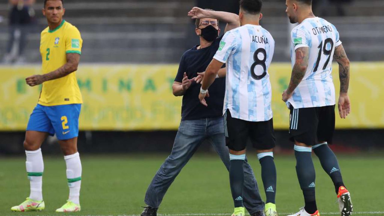 Trận Brazil vs Argentina bị dừng bất ngờ: Sự điên rồ của bóng đá Nam Mỹ - Ảnh 2.