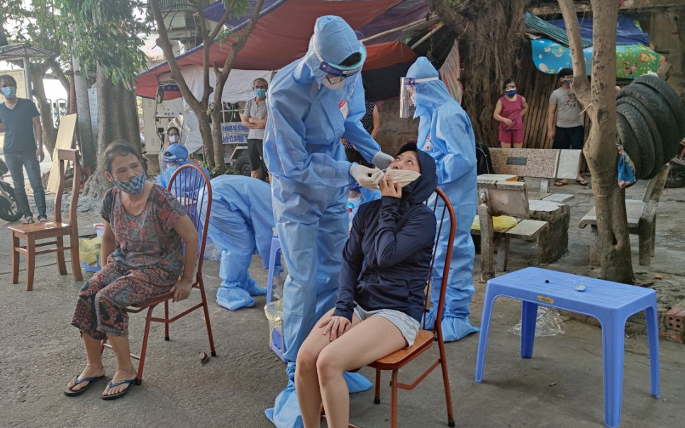 Hà Nội: Chủ tịch Đống Đa chỉ đạo kiểm tra nhân viên y tế “quên” sát khuẩn