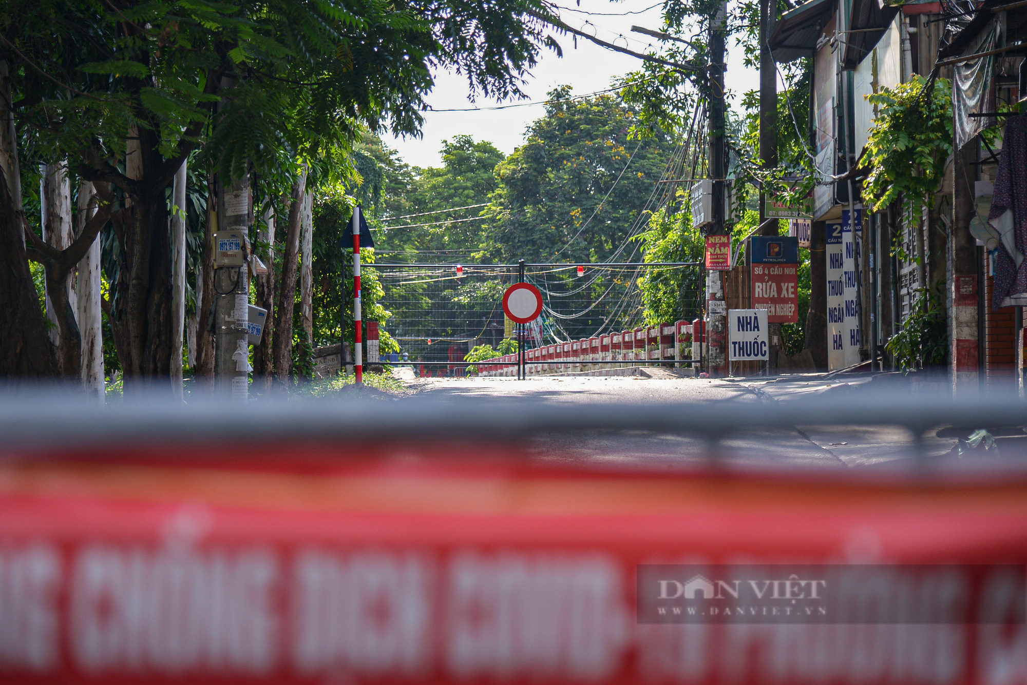 Loạt tường rào biến mỗi địa phương trở thành một &quot;pháo đài&quot; tại Hà Nội - Ảnh 5.