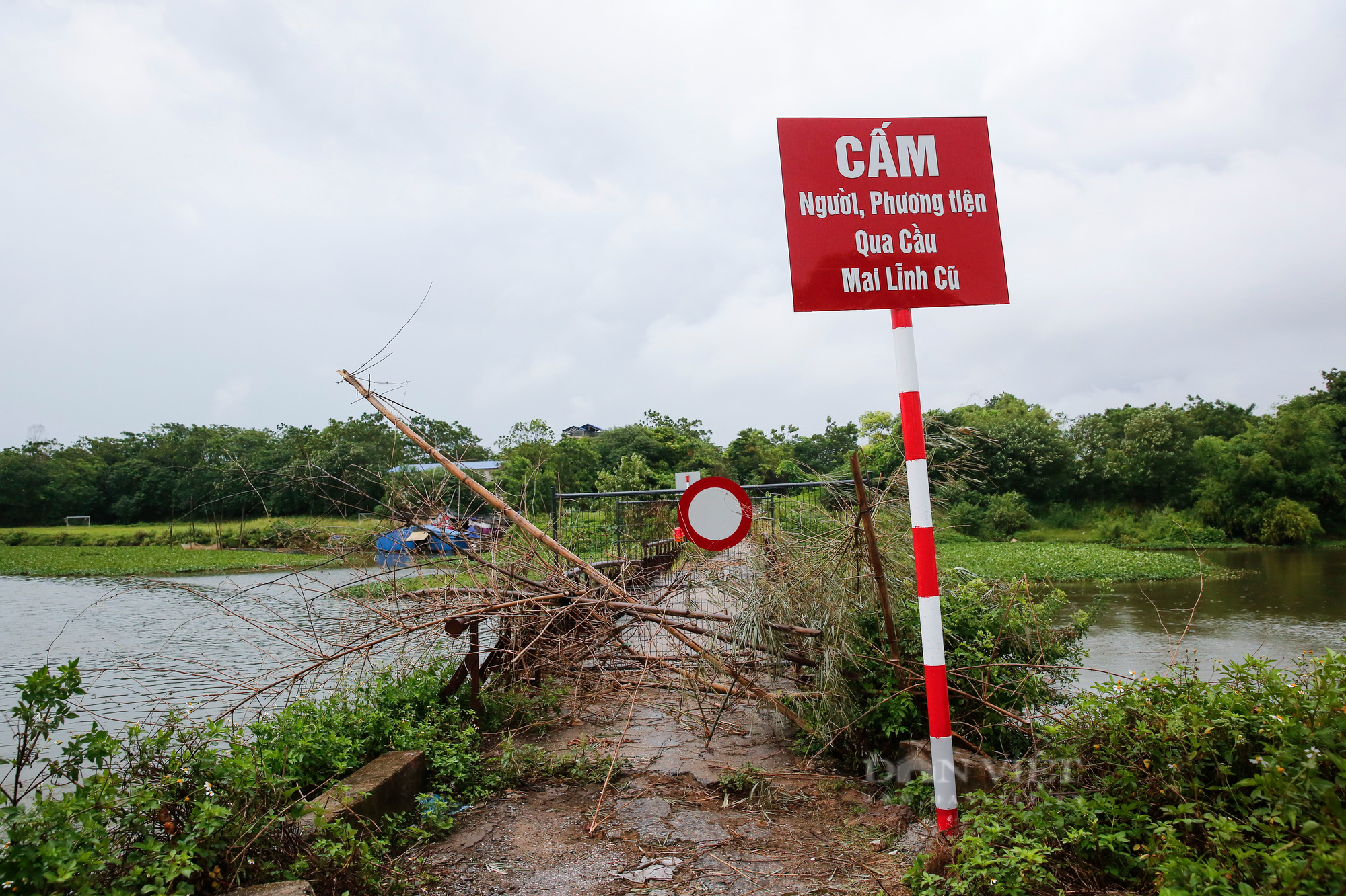 Loạt tường rào biến mỗi địa phương trở thành một &quot;pháo đài&quot; tại Hà Nội - Ảnh 8.