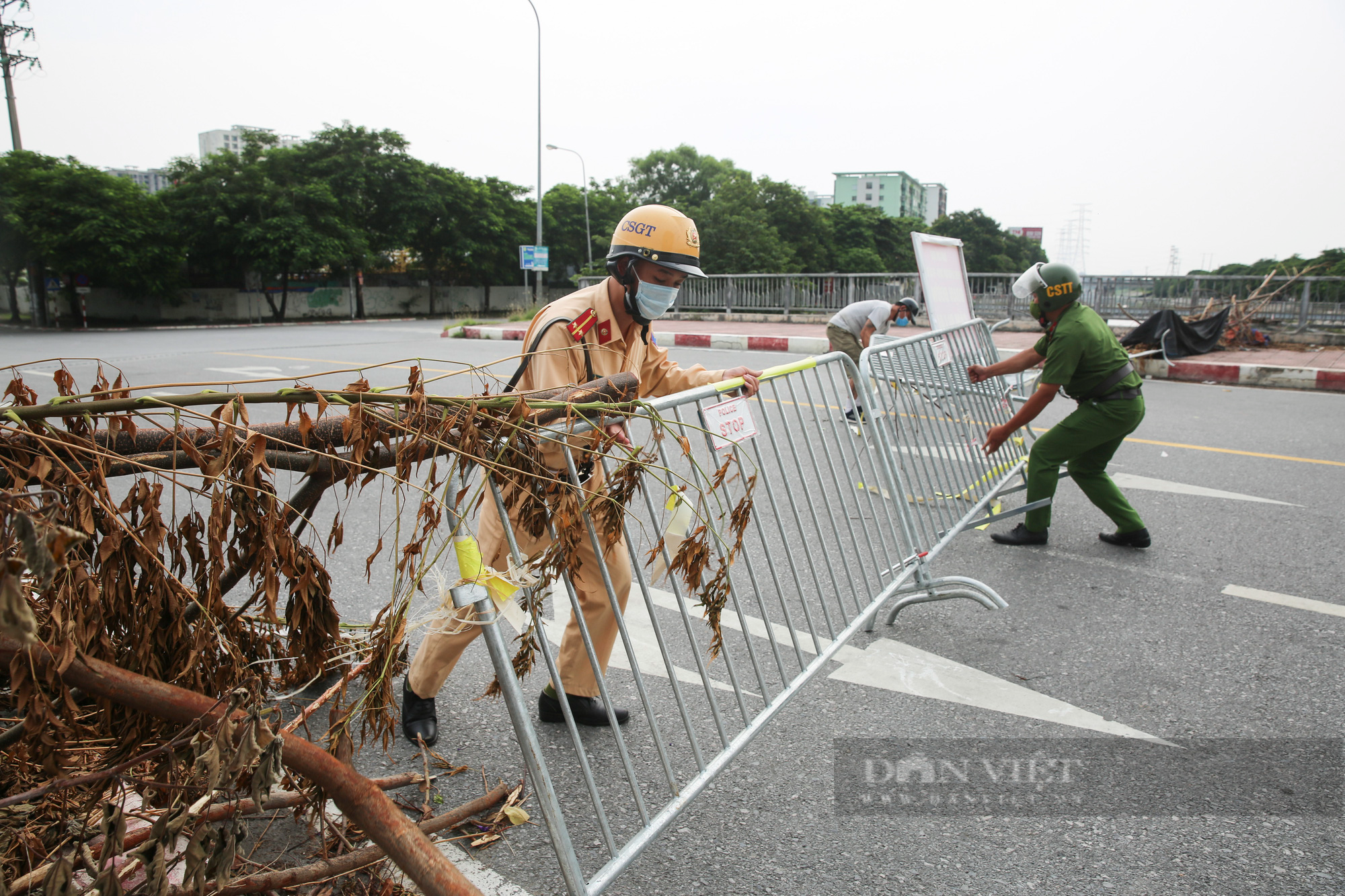 Loạt tường rào biến mỗi địa phương trở thành một &quot;pháo đài&quot; tại Hà Nội - Ảnh 12.