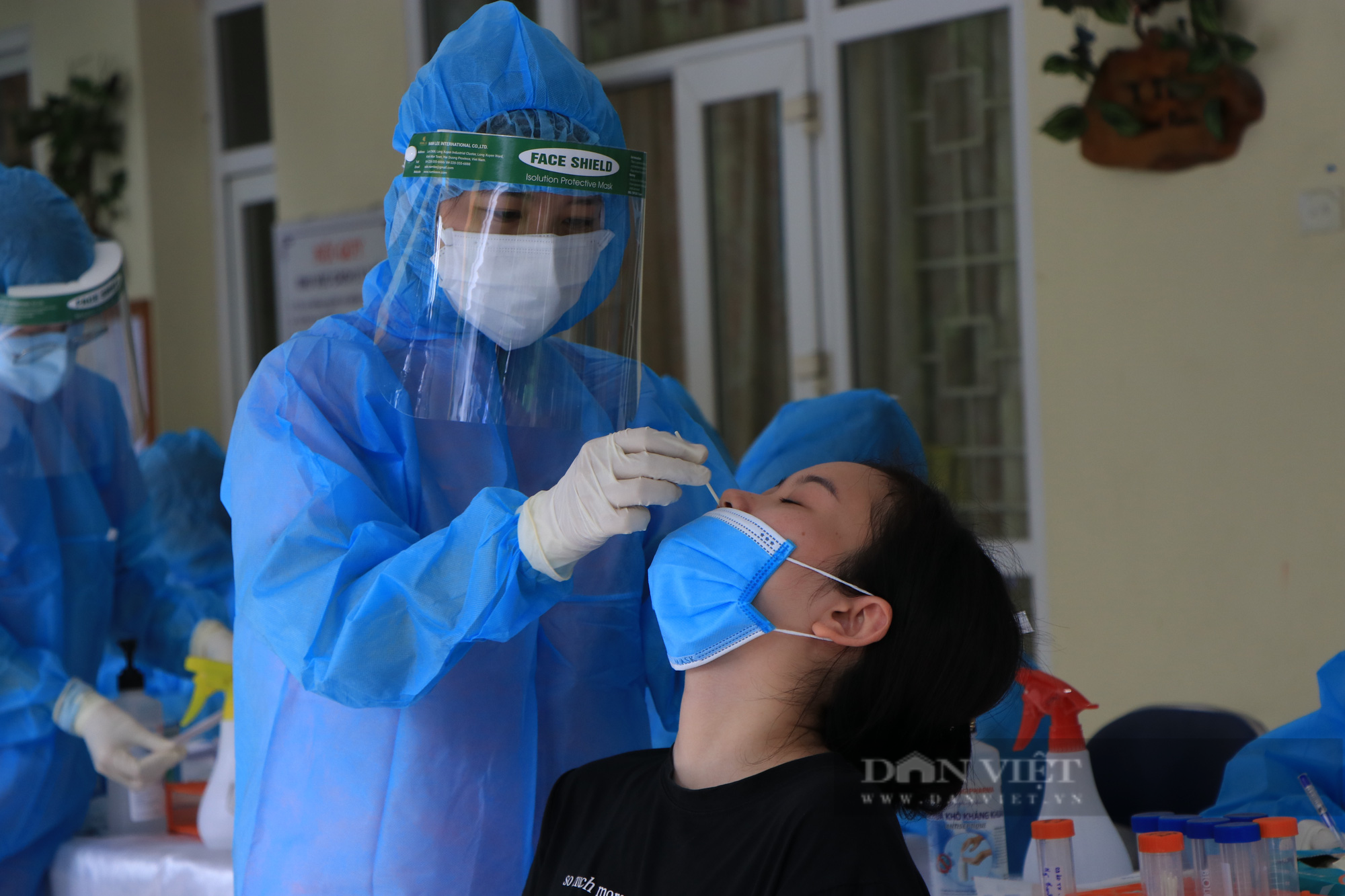 Hà Nội: Chủ tịch Đống Đa chỉ đạo kiểm tra nhân viên y tế “quên” sát khuẩn sau khi lấy mẫu xét nghiệm  - Ảnh 4.
