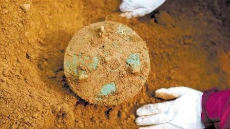Người nông dân đào được chiếc bát đồng ngỡ phế liệu ai dè là bảo vật của cổ quốc thần bí 3000 năm - Ảnh 1.