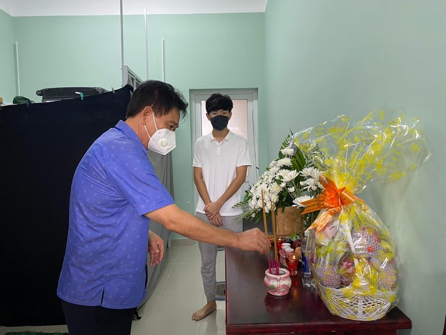 Không thể về quê, nam sinh viên Lào chịu tang cha ngay tại ký túc xá trường - Ảnh 1.