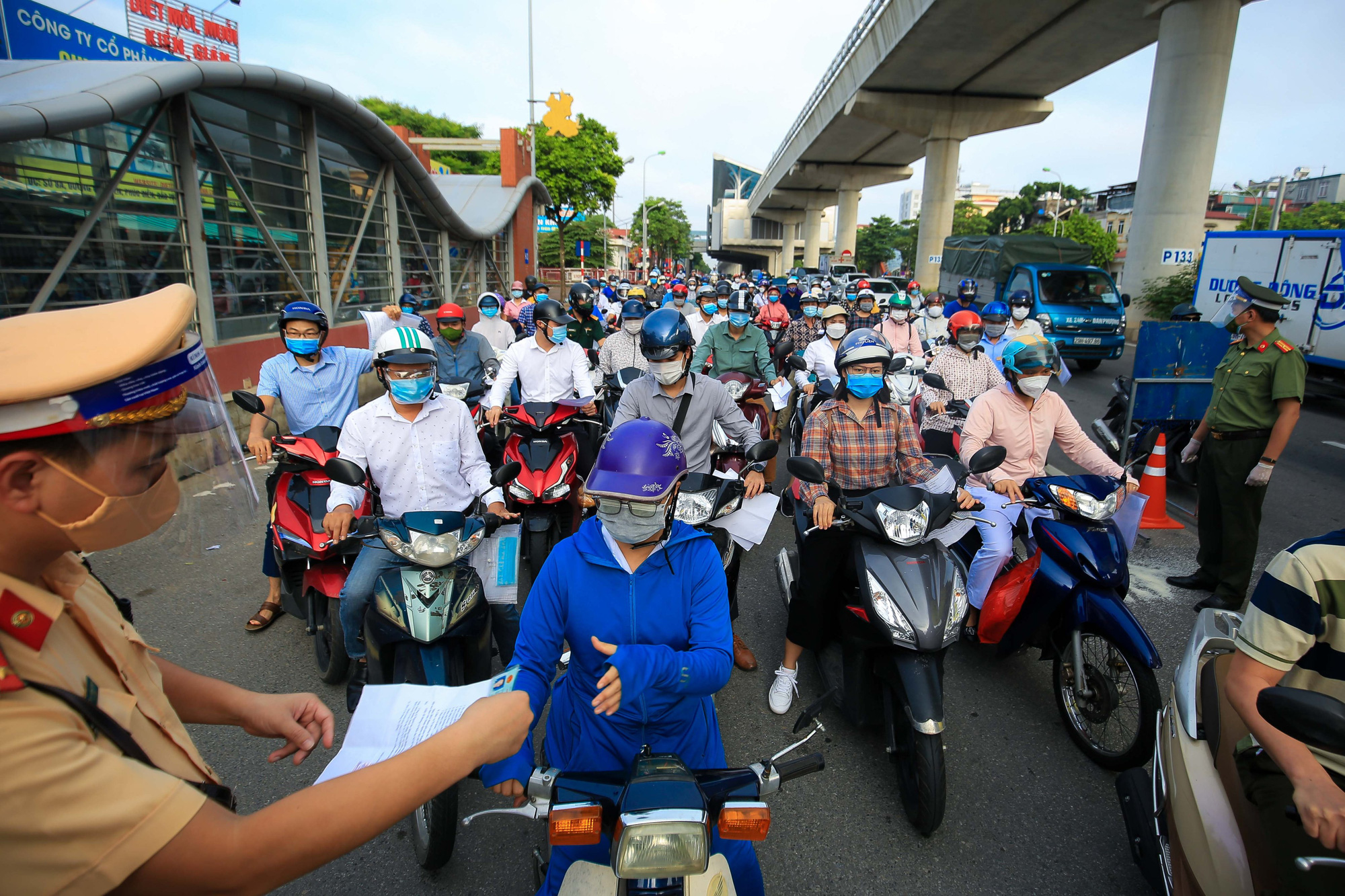 Sau 6 giờ 21/9, Hà Nội nới lỏng một số hoạt động, người dân đi đường thế nào? - Ảnh 2.