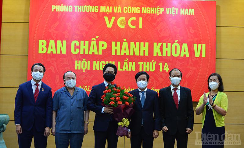 Ông Phạm Tấn Công được bầu làm Chủ tịch VCCI thay ông Vũ Tiến Lộc - Ảnh 1.