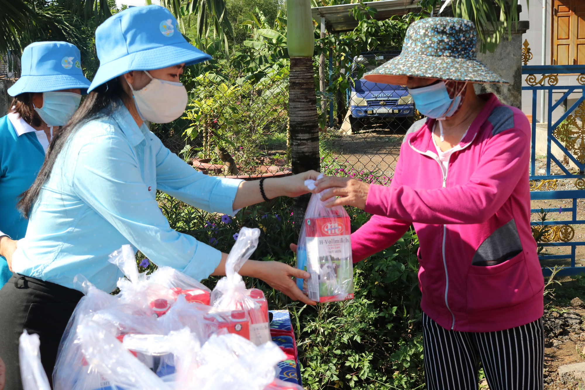Khánh Hòa: Hơn 1.000 ổ bánh mỳ và nhu yếu phẩm hỗ trợ người dân khu phong tỏa và cách ly - Ảnh 2.