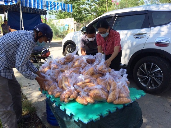 Khánh Hòa: Hơn 1.000 ổ bánh mỳ và nhu yếu phẩm hỗ trợ người dân khu phong tỏa và cách ly - Ảnh 1.