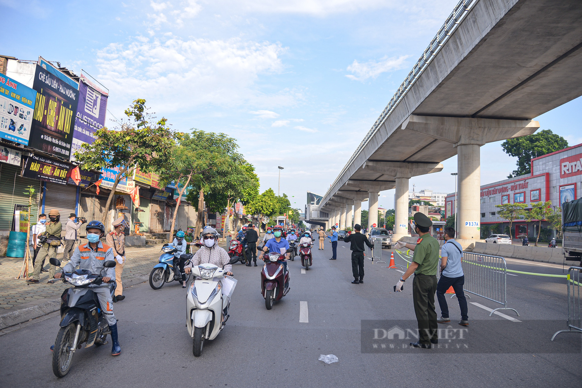 Hà Nội: Lập chốt dài gần 1km kiểm tra, nhắc nhở người dân đi vào &quot;vùng đỏ&quot; - Ảnh 1.