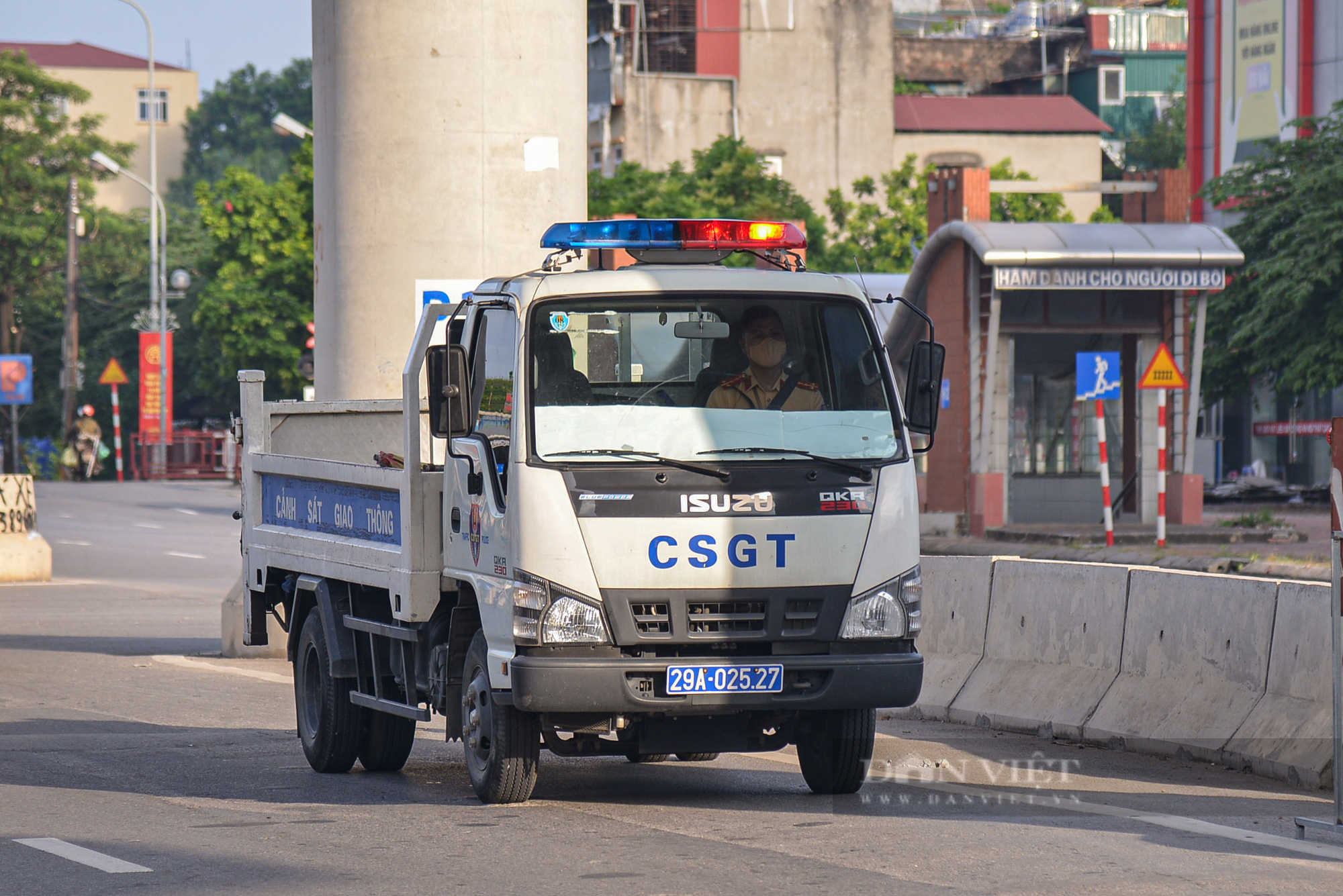 Hà Nội: Lập chốt dài gần 1km kiểm tra, nhắc nhở người dân đi vào &quot;vùng đỏ&quot; - Ảnh 3.