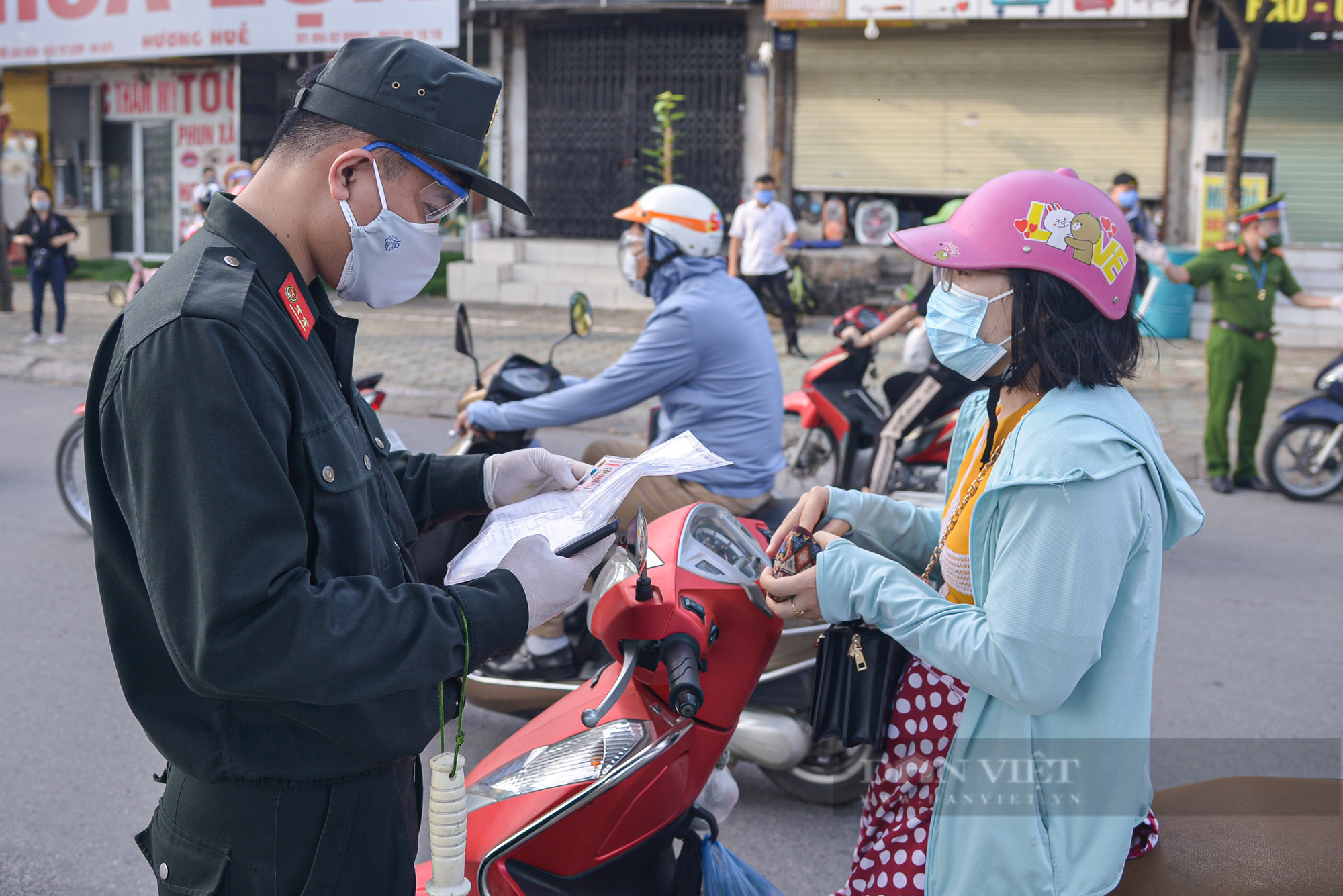 Hà Nội: Lập chốt dài gần 1km kiểm tra, nhắc nhở người dân đi vào &quot;vùng đỏ&quot; - Ảnh 6.