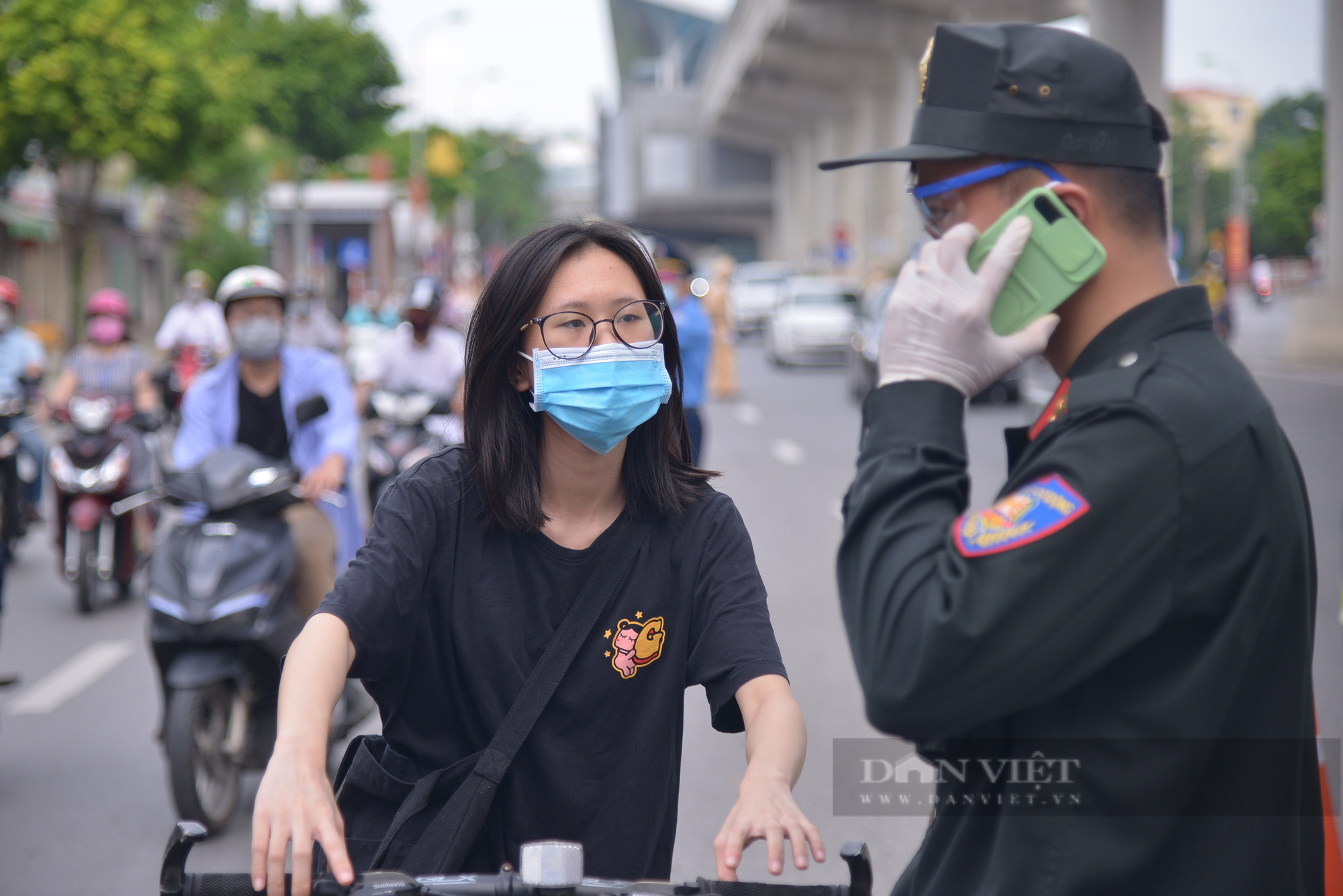 Hà Nội: Lập chốt dài gần 1km kiểm tra, nhắc nhở người dân đi vào &quot;vùng đỏ&quot; - Ảnh 7.