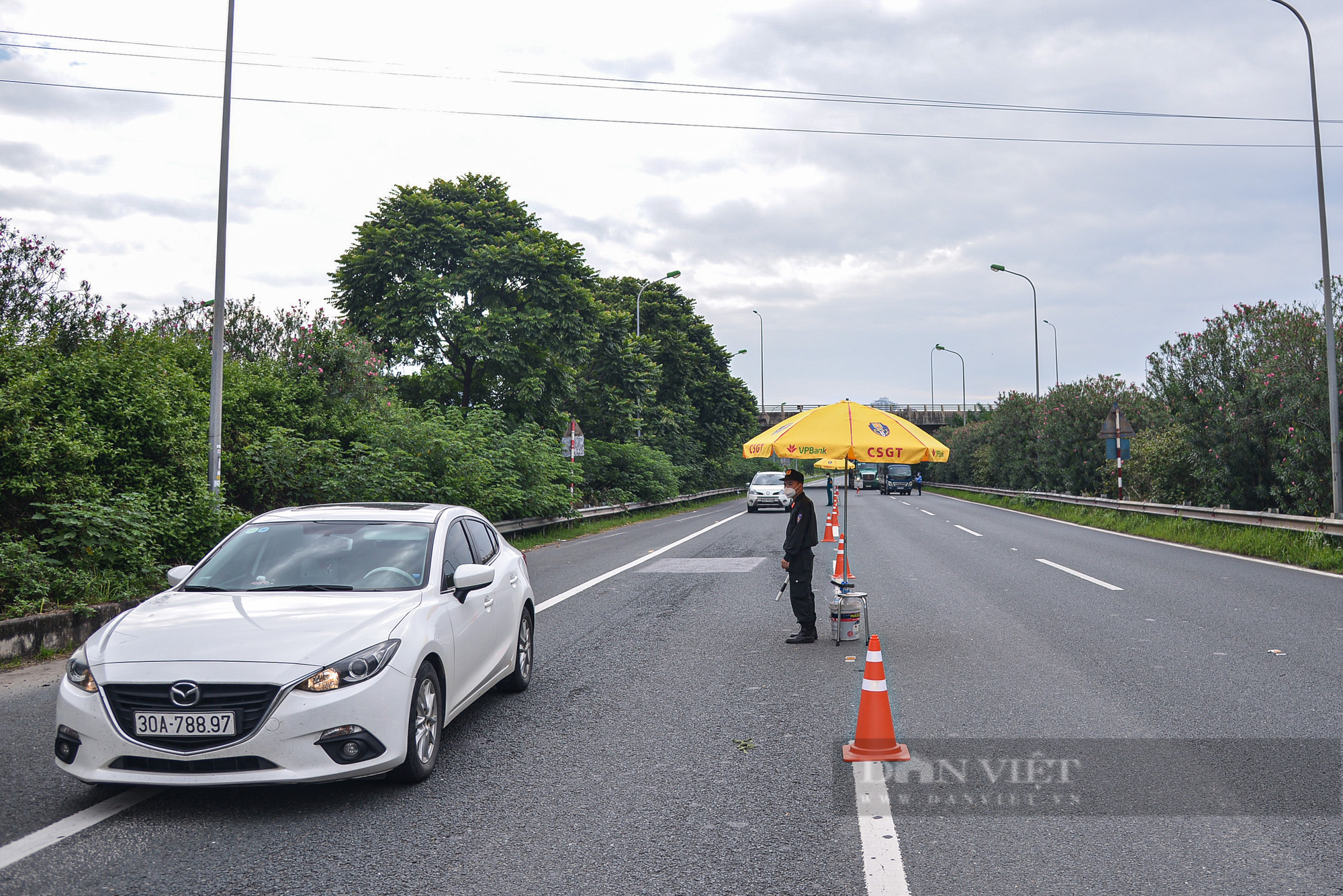 Hà Nội: Lập chốt dài gần 1km kiểm tra, nhắc nhở người dân đi vào &quot;vùng đỏ&quot; - Ảnh 8.