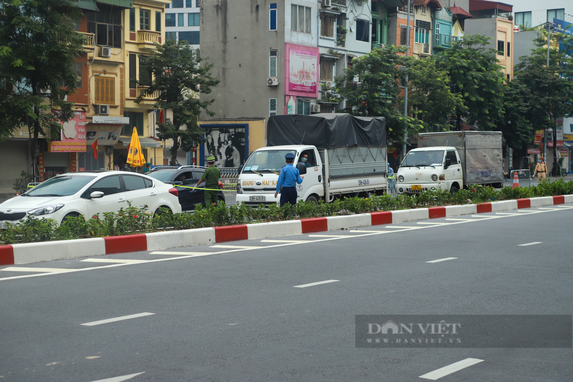 Hà Nội: Bất chấp nguy hiểm đi xe máy ngược chiều &quot;né&quot; chốt kiểm soát dịch Covid-19 đi từ &quot;vùng xanh&quot; sang &quot;vùng đỏ&quot; - Ảnh 8.