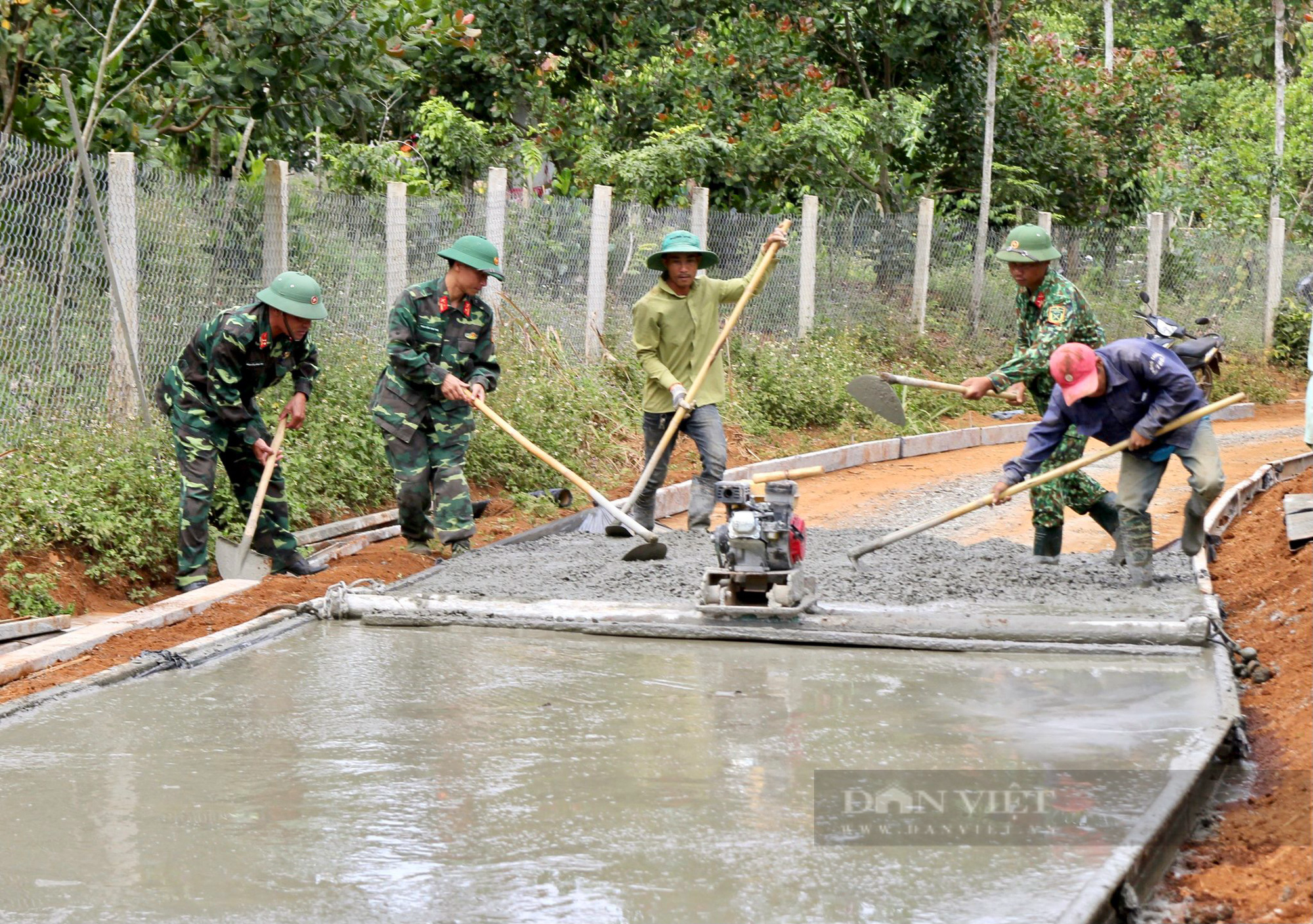 Người dân Đắk Nông nâng cao đời sống nhờ sự giúp sức của bộ đội - Ảnh 1.