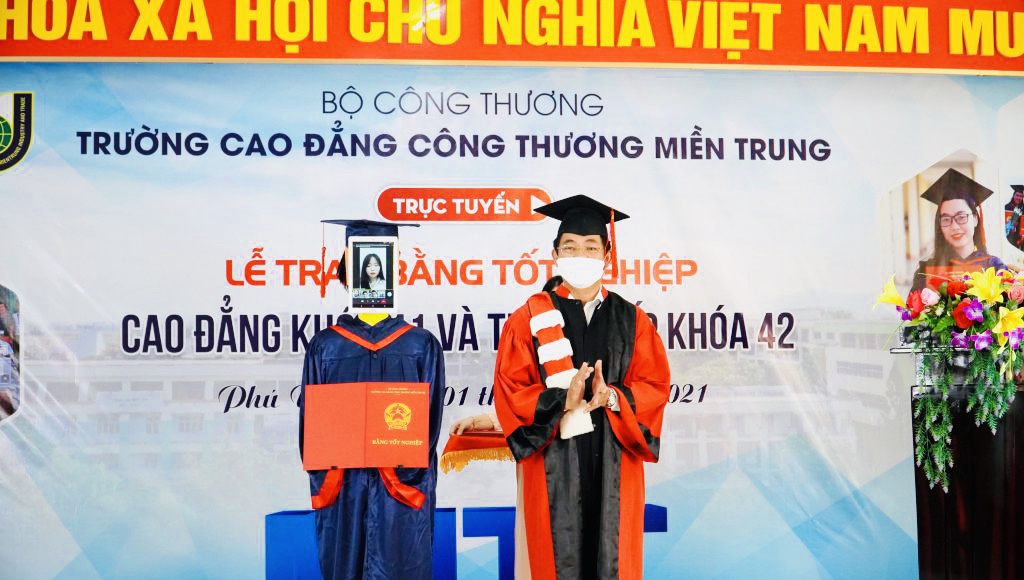 Lần đầu tiên ở Việt Nam: Robot thay sinh viên nhận bằng tốt nghiệp - Ảnh 1.