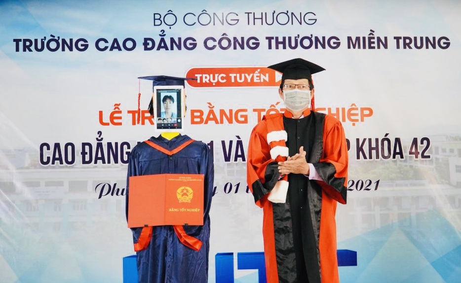 Lần đầu tiên ở Việt Nam: Robot thay sinh viên nhận bằng tốt nghiệp - Ảnh 2.