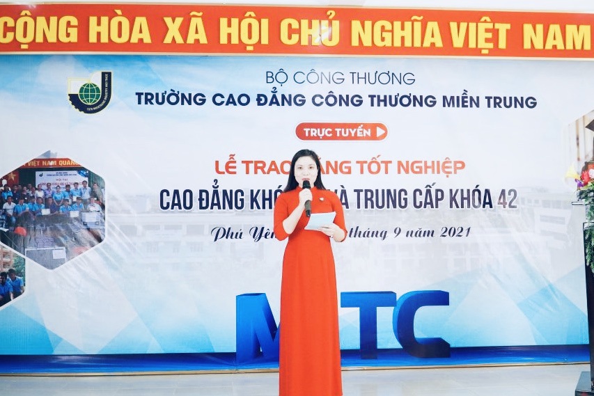 Lần đầu tiên ở Việt Nam: Robot thay sinh viên nhận bằng tốt nghiệp - Ảnh 3.