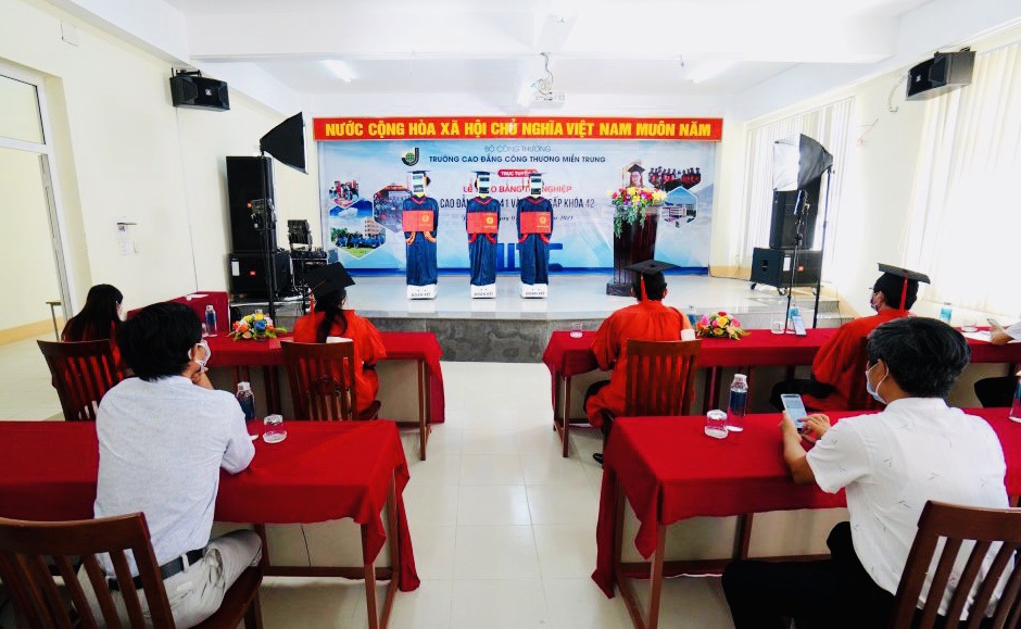 Lần đầu tiên ở Việt Nam: Robot thay sinh viên nhận bằng tốt nghiệp - Ảnh 7.