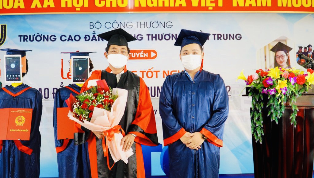 Lần đầu tiên ở Việt Nam: Robot thay sinh viên nhận bằng tốt nghiệp - Ảnh 4.