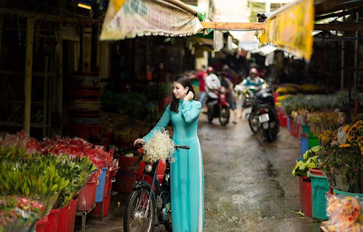 Đi chợ Việt nghe tiếng Khmer ríu rít, sáng bán hoa, tối thành &quot;thiên đường&quot; ẩm thực - Ảnh 1.