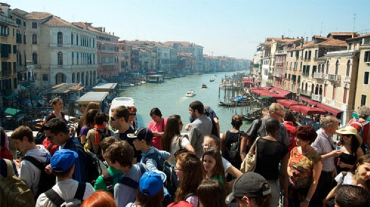 Venice- di sản ngàn năm đang bị đe dọa bởi quá tải khách du lịch, khách du lịch phải đặt vé trước - Ảnh 4.