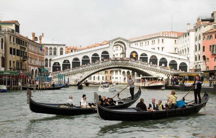 Venice- di sản ngàn năm đang bị đe dọa bởi quá tải khách du lịch, khách du lịch phải đặt vé trước - Ảnh 1.