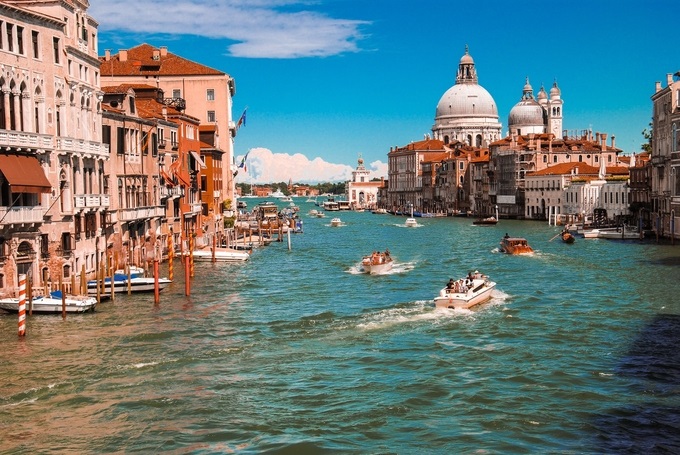 Venice- di sản ngàn năm đang bị đe dọa bởi quá tải khách du lịch, khách du lịch phải đặt vé trước - Ảnh 2.