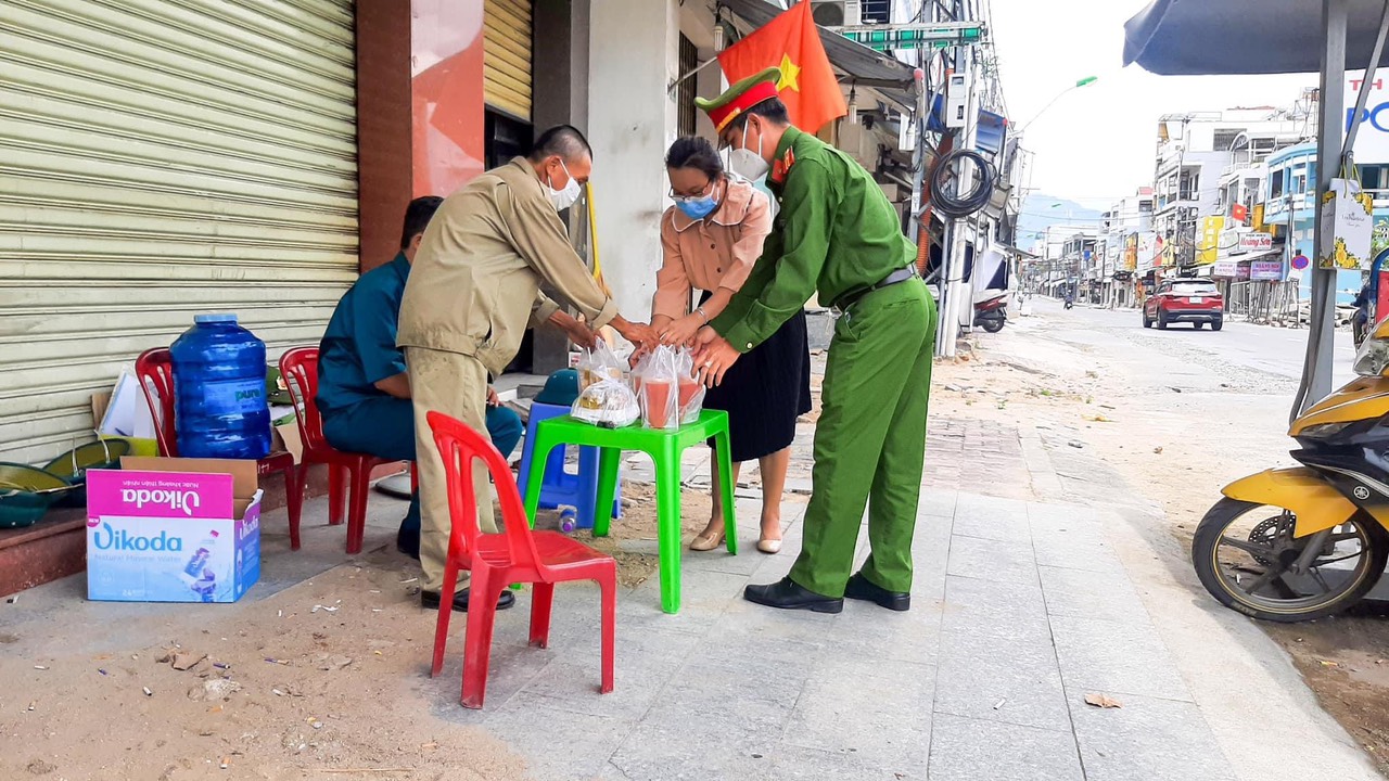 Dịch Covid-19: Hội Nông dân Khánh Hòa hỗ hàng trăm ly nước &quot;mát&quot; cho các lực lượng trực chốt - Ảnh 2.