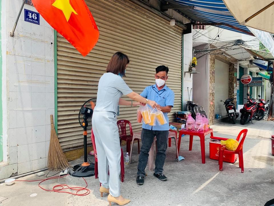 Dịch Covid-19: Hội Nông dân Khánh Hòa hỗ hàng trăm ly nước &quot;mát&quot; cho các lực lượng trực chốt - Ảnh 3.