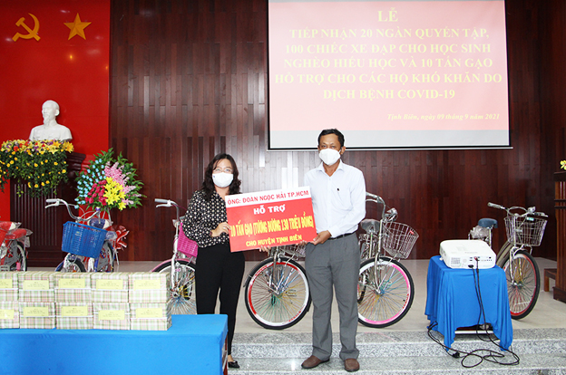 Công an An Giang tặng quà cho học sinh nghèo hiếu học dịp khai trường - Ảnh 3.
