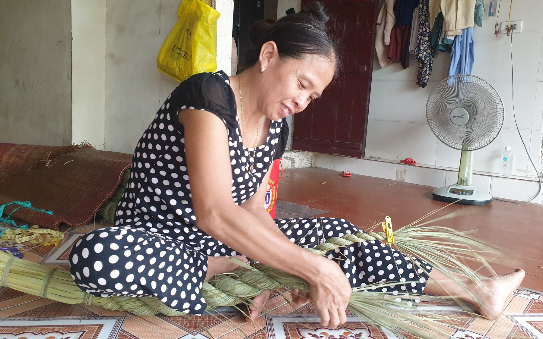 Ninh Bình: Nghề độc đáo nhất Việt Nam- bện rơm khô thành đuôi trâu &quot;khổng lồ&quot; bán sang Nhật Bản