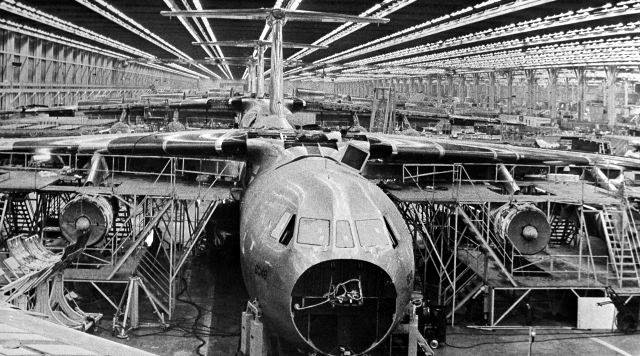 Chiếc vận tải cơ C-141 cực độc của Mỹ mang tên Hà Nội! - Ảnh 5.